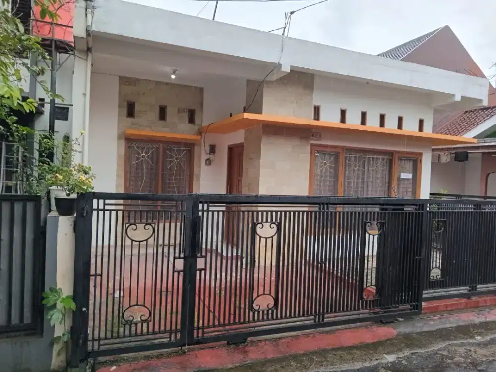 Disewakan Rumah strategis dekat Fasilitas Umum.