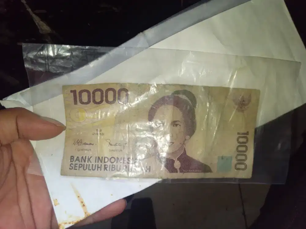 UANG 10.000 RUPIAH TAHUN 1998 DAN MATA UANG OMAN 1 RIAL TAHUN 2005 .