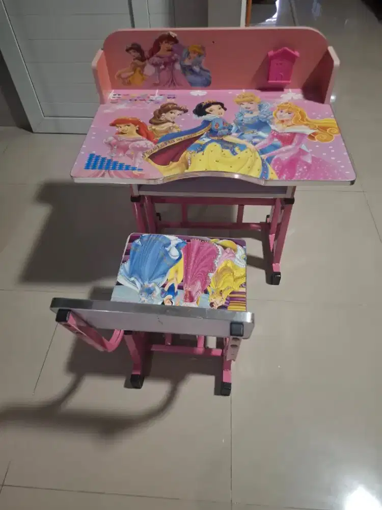 Meja belajar anak