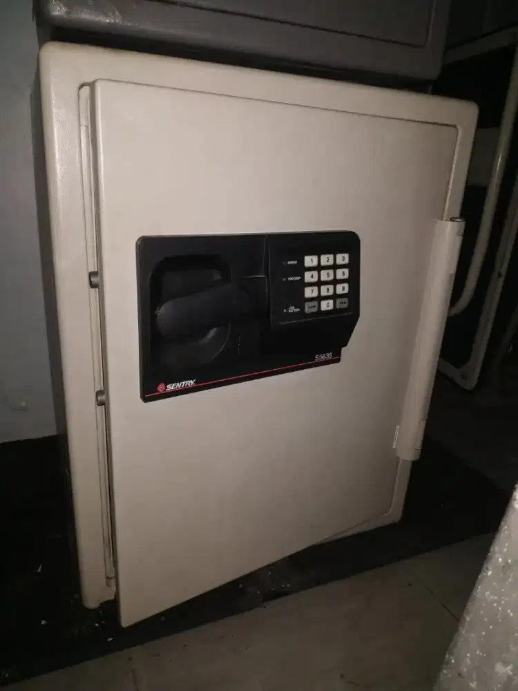 Brangkas merek Sentry Safe