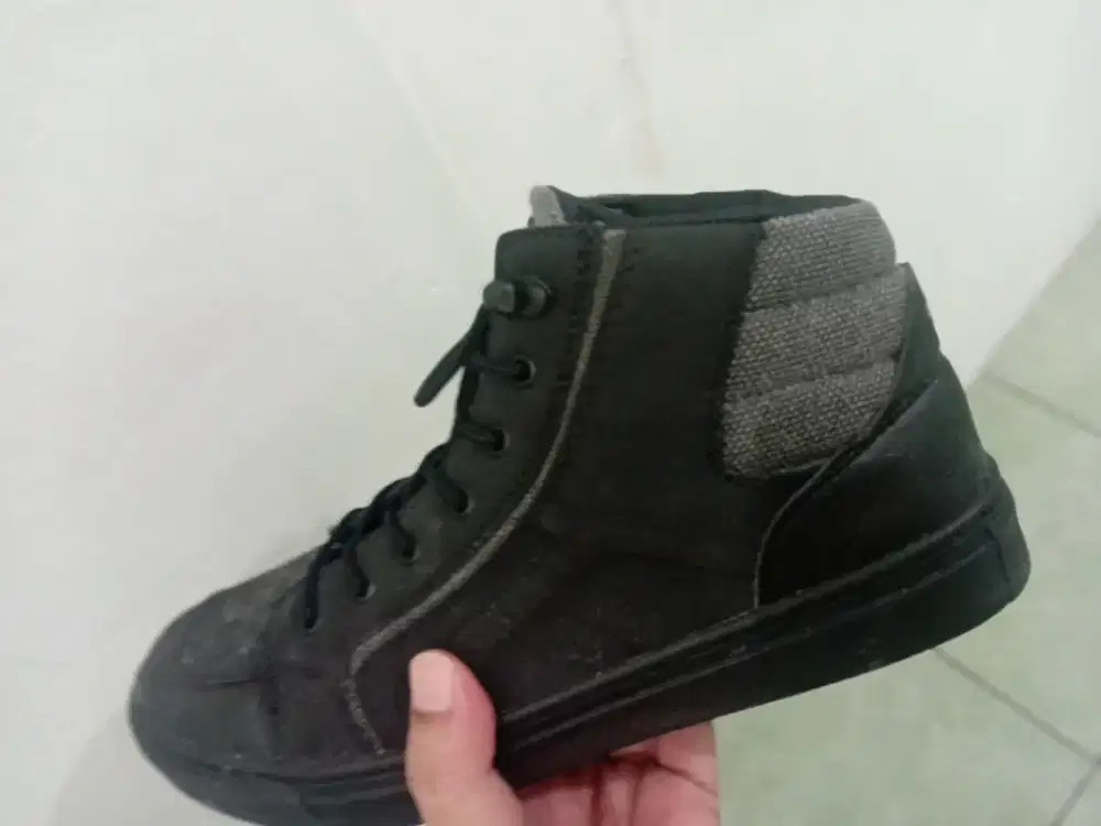 EIGER SHOES edisi kebesaran 1 nomer