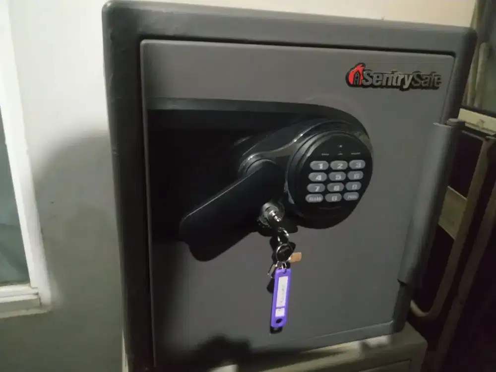 Brangkas Sentry safe