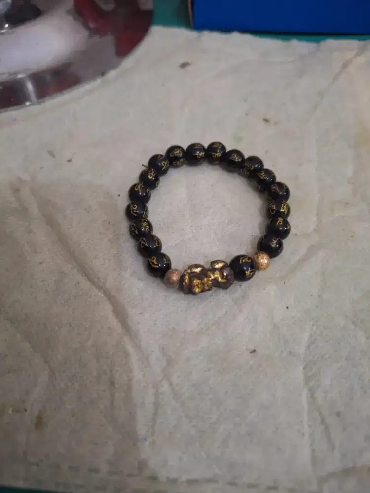 Gelang branded 
Pixiu warna hitam 
Limited edition 
Barang terawat 
Pe