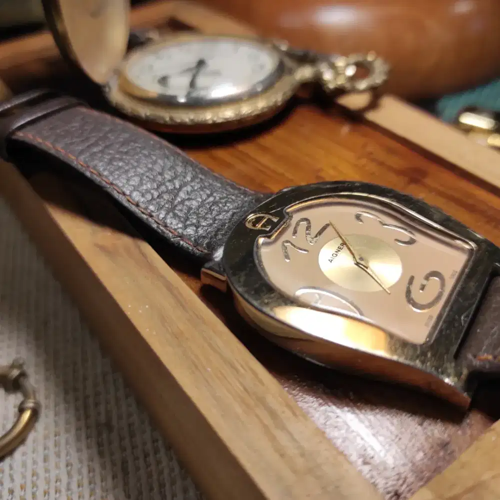 Jam Aigner salmon dial Made in swiss