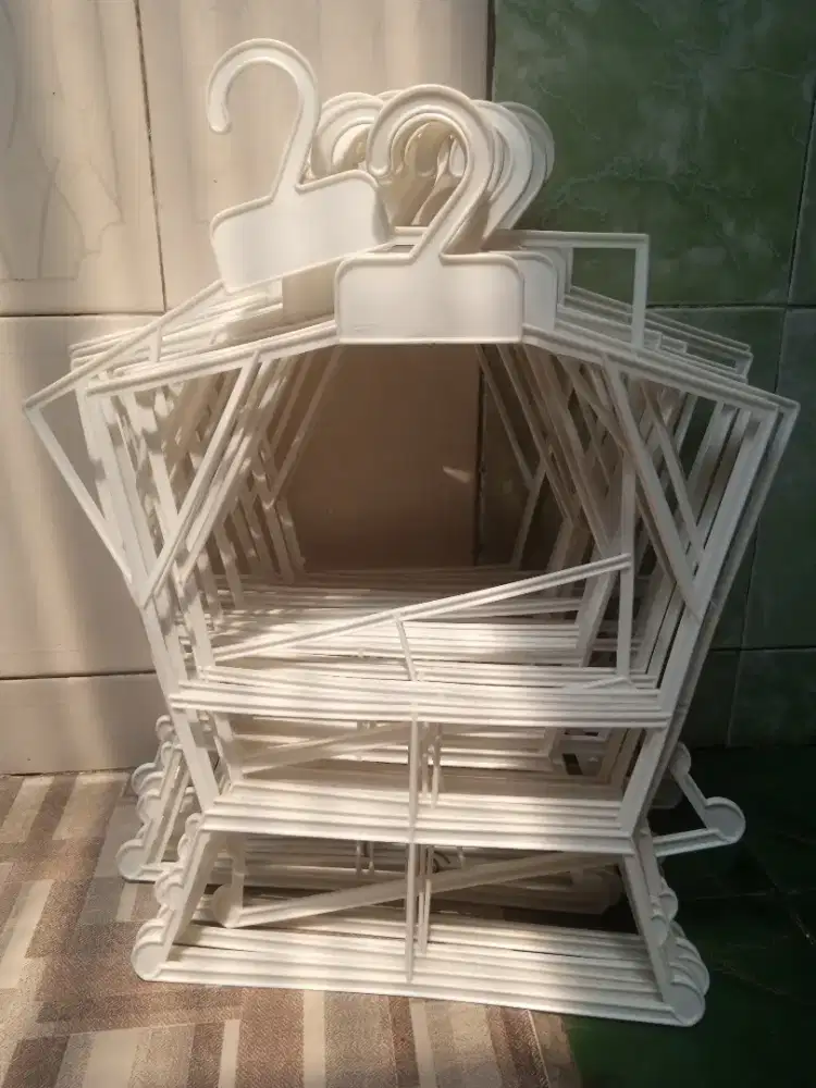 PRELOVED 2 LUSIN GANTUNGAN BAJU DEWASA