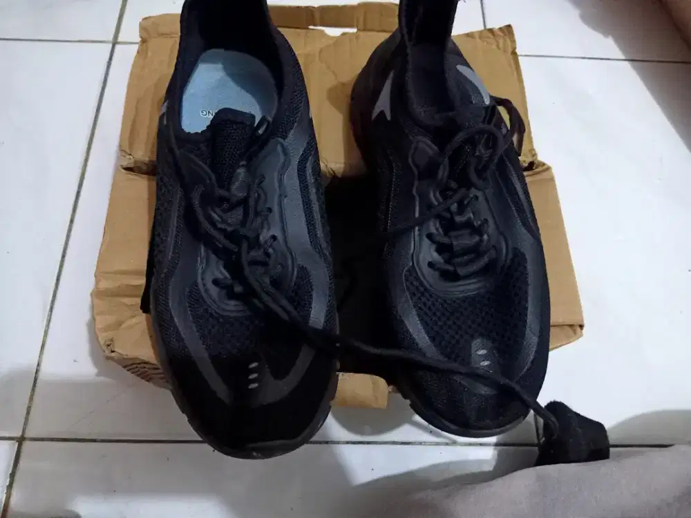sepatu joging hitam 41