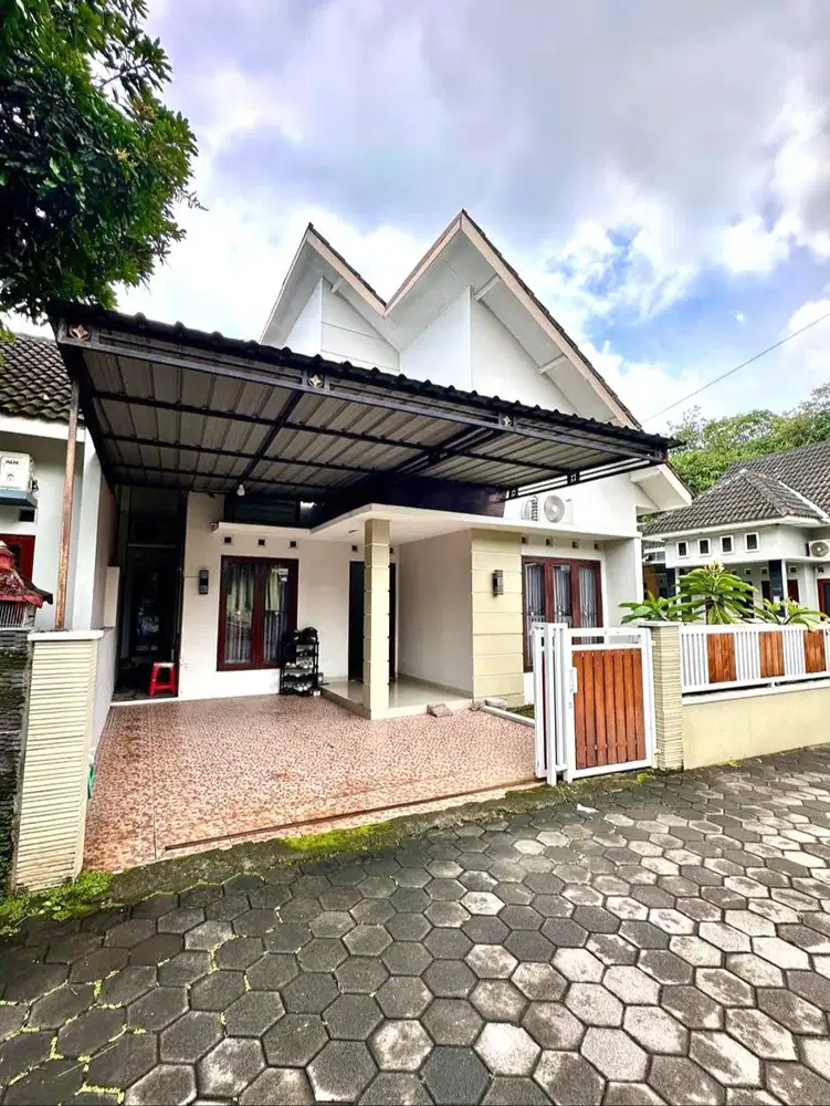 Rumah Hook Luas di Sendangadi dekat Jalan Magelang