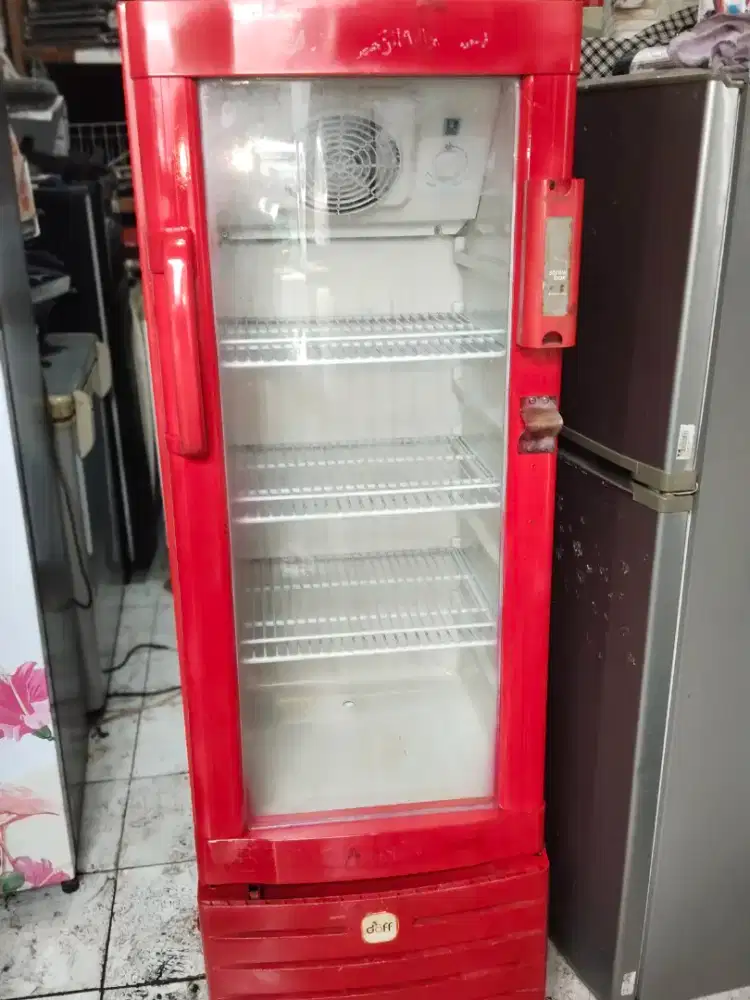 Showcase merah normal dingin siap pakai