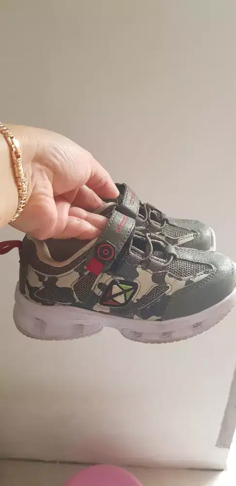 Separtu anak warna army