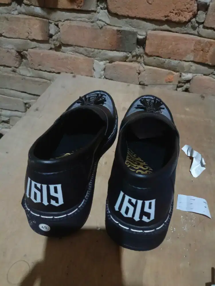 SEPATU DOCMART EDISI SALAH UKURAN