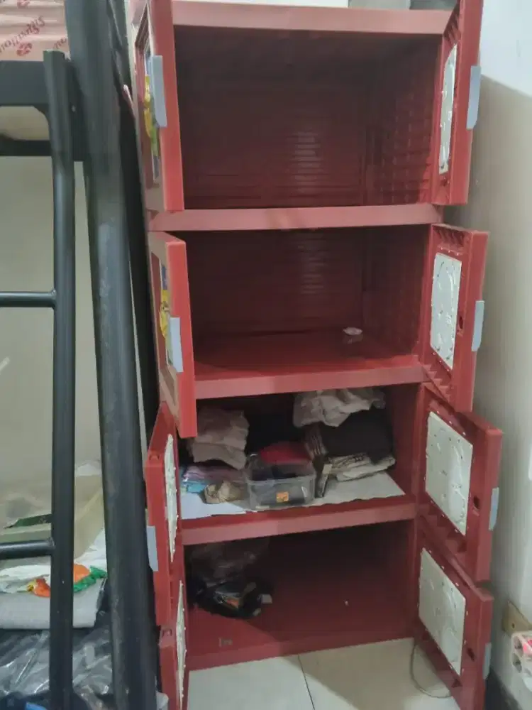 Lemari plastik bertingkat