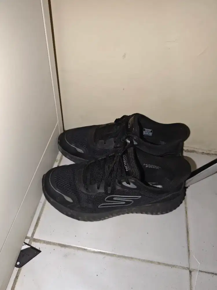 speatu skechers all blackseries
