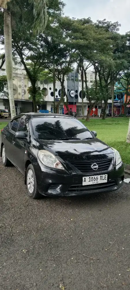 Mobil murah siap pakai nissan sedan hitam 2015 tangerang citra raya