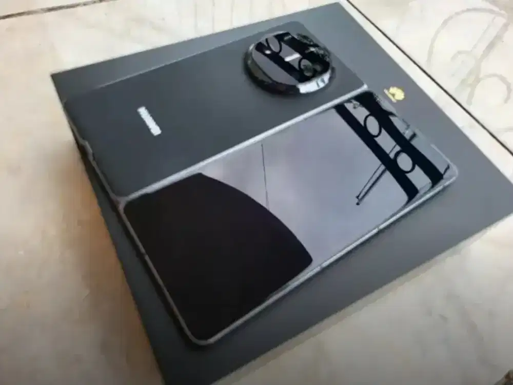 HUAWEI MATE X6 SMATRPHONE FOLDABLE LIKE NEW