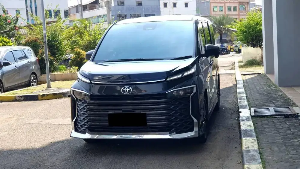 Toyota Voxy 2.0 Cvt TSS FL Camera360 2023 Hitam km.15rb