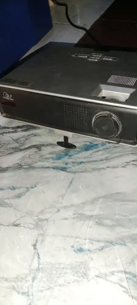 Infokus proyektor merek lg minus colokan listriknya