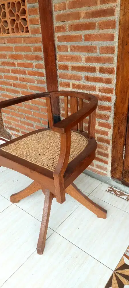 Kursi Putar Rotan dan Jati Kuno