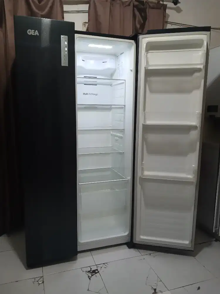 Dijual kulkas 2pintu side by side merk Gea normal