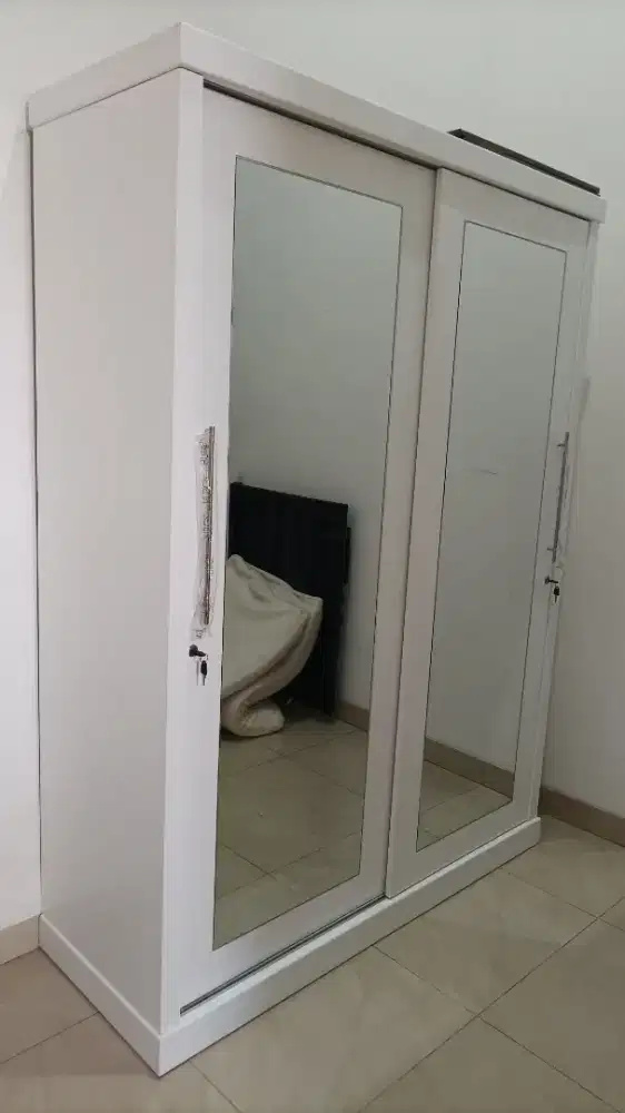 Lemari Baju 2 Pintu Bekas – Kondisi Mulus, Siap Pakai!