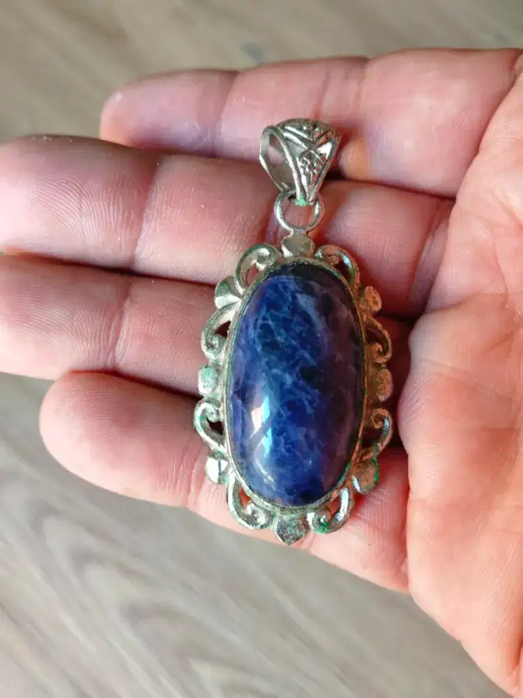 Liontin batu lapis lazuli