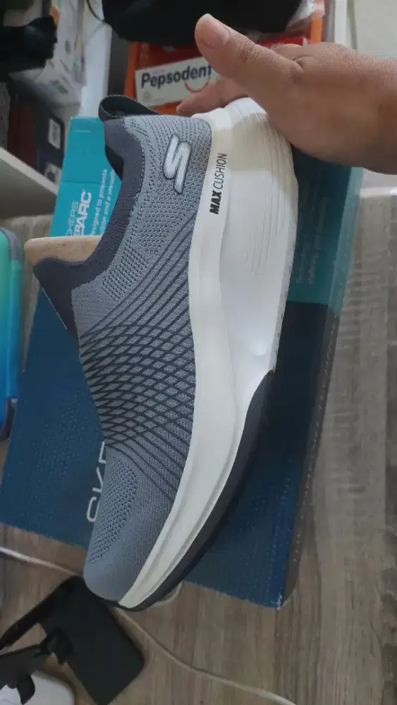 Sepatu skechers gowalk max cushion ukuran 42,5
