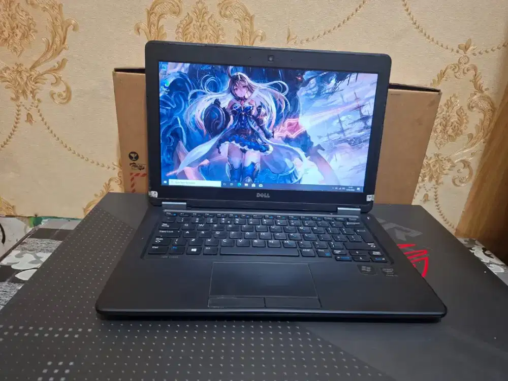 Laptop Dell Latitude E7250 -CORE I5 GEN5 -8GB -SSD 256GB -Desaigner