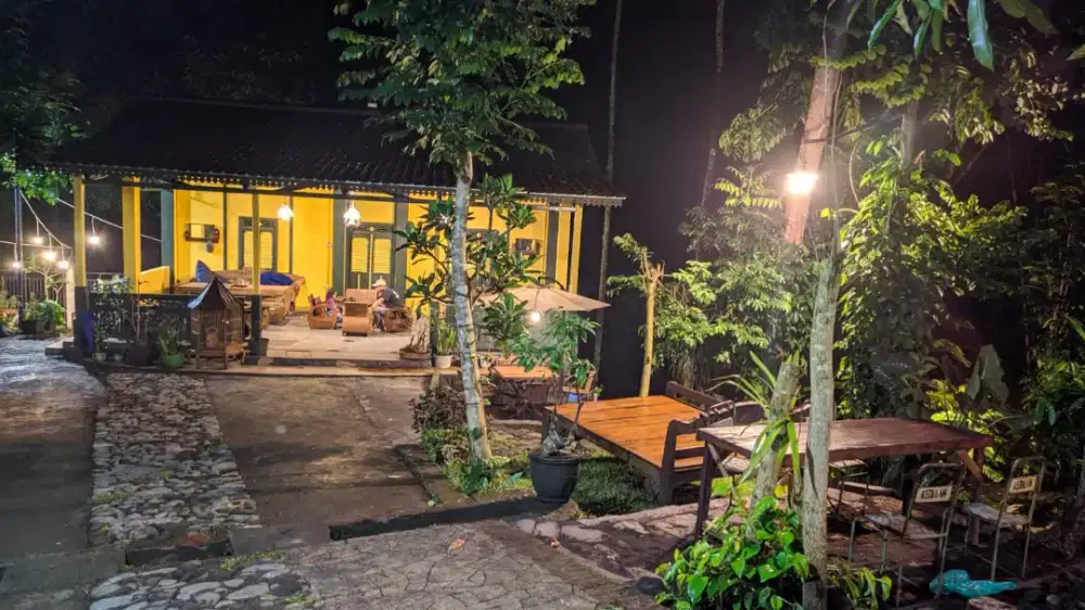 Penginapan kayu / hotel masih operasional