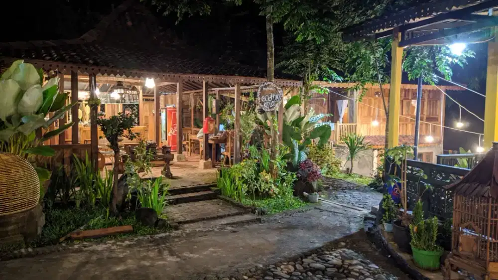 Penginapan kayu / hotel masih operasional