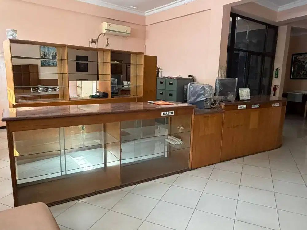 SET LEMARI ETALASE KAYU LAPIS BEKAS dan MEJA GRANIT