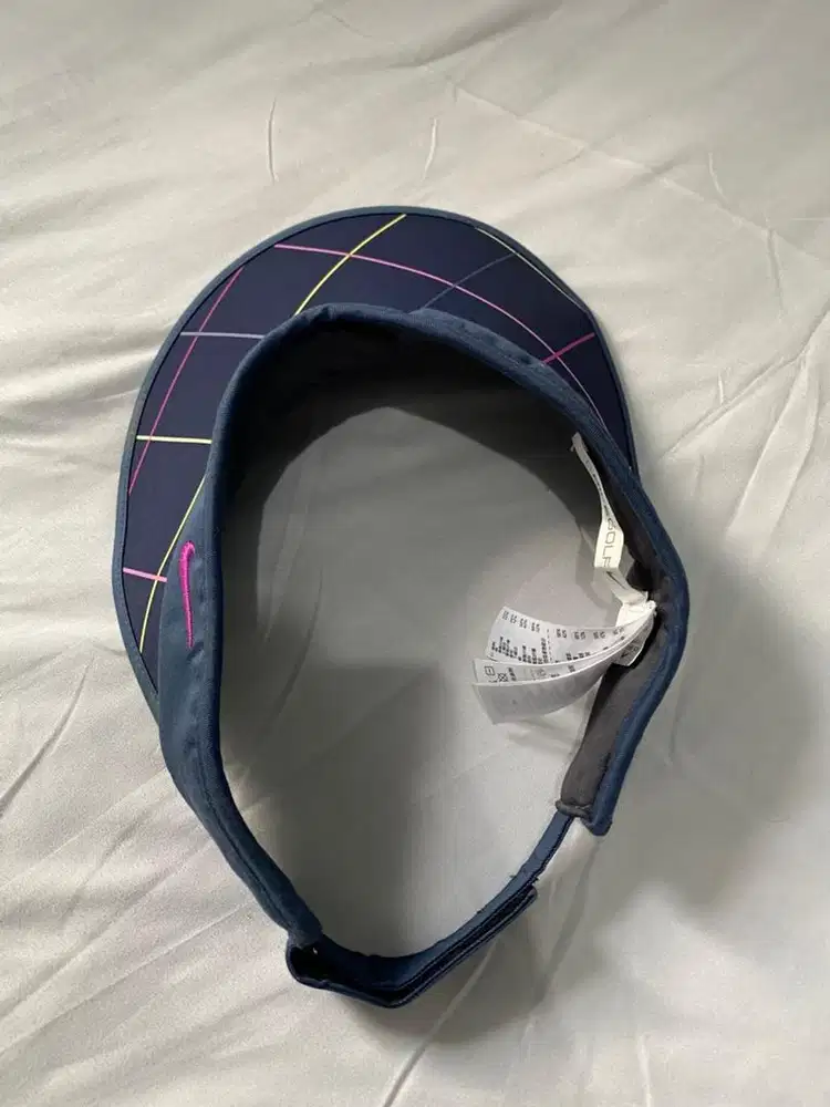 topi olahraga biru dongker