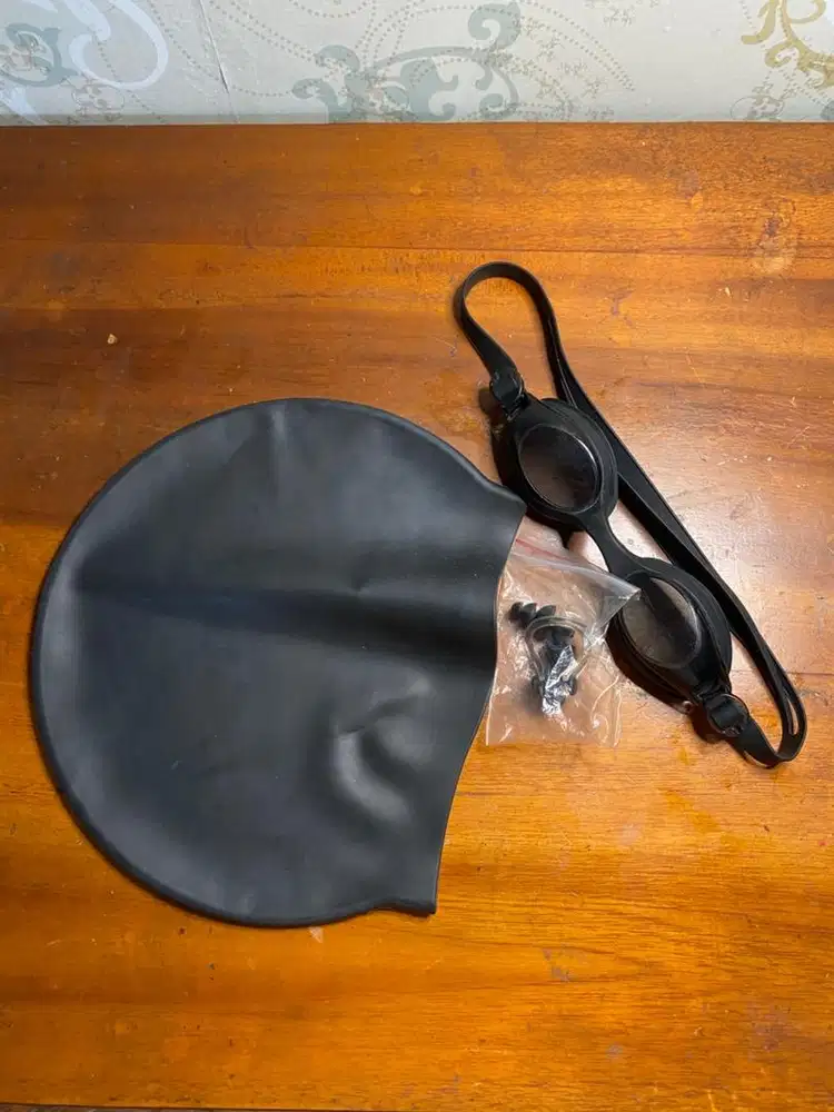 topi dan kacamata renang