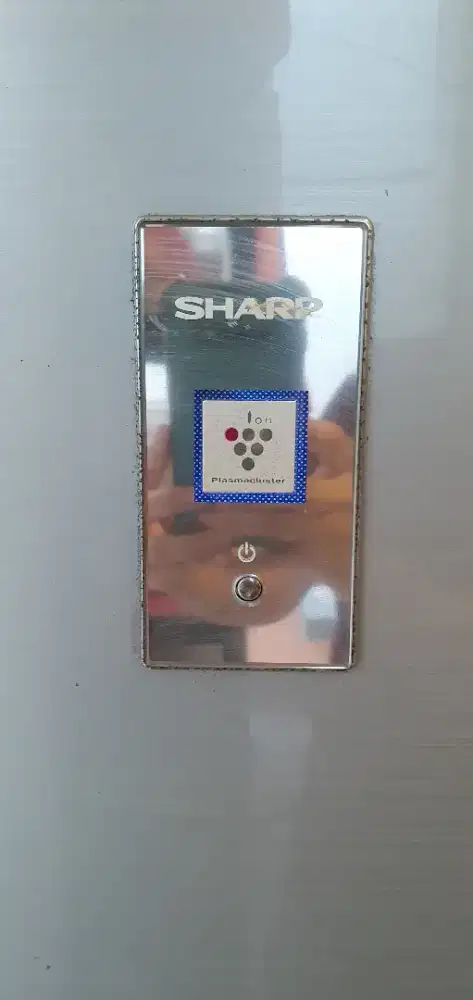 Di jual kulkas jumbo Sharp.