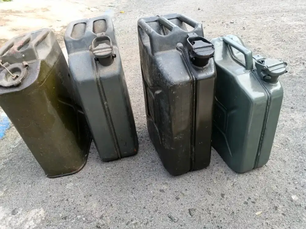 Jerigen besi 20 liter buat jeep