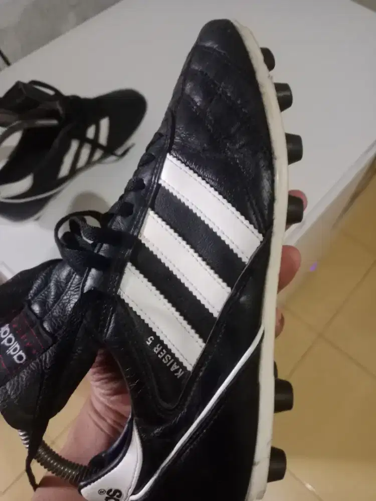 Sepatu adidas kaiser