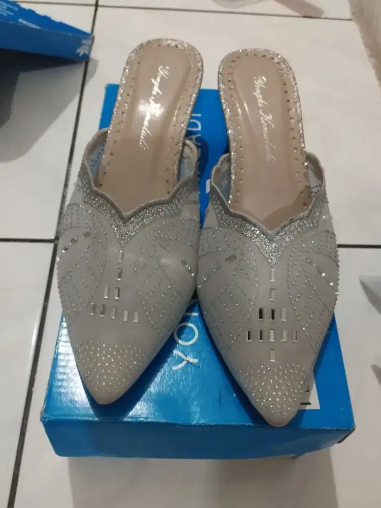 Sendal bustong yongki komaladi