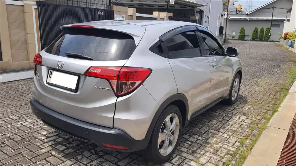 HONDA HR-V THN 2015 TYPE E  A/T CVT WARNA SILVER