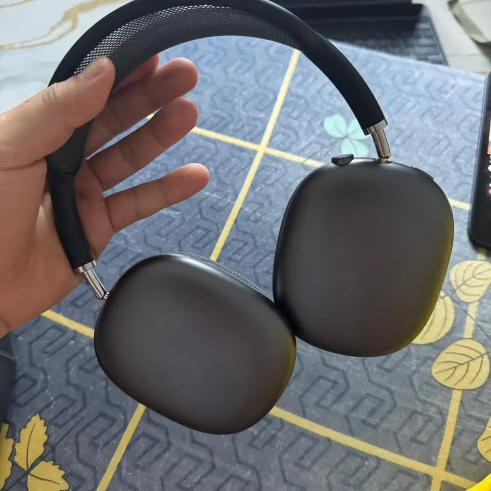 Airpods max gen 1 (like new)