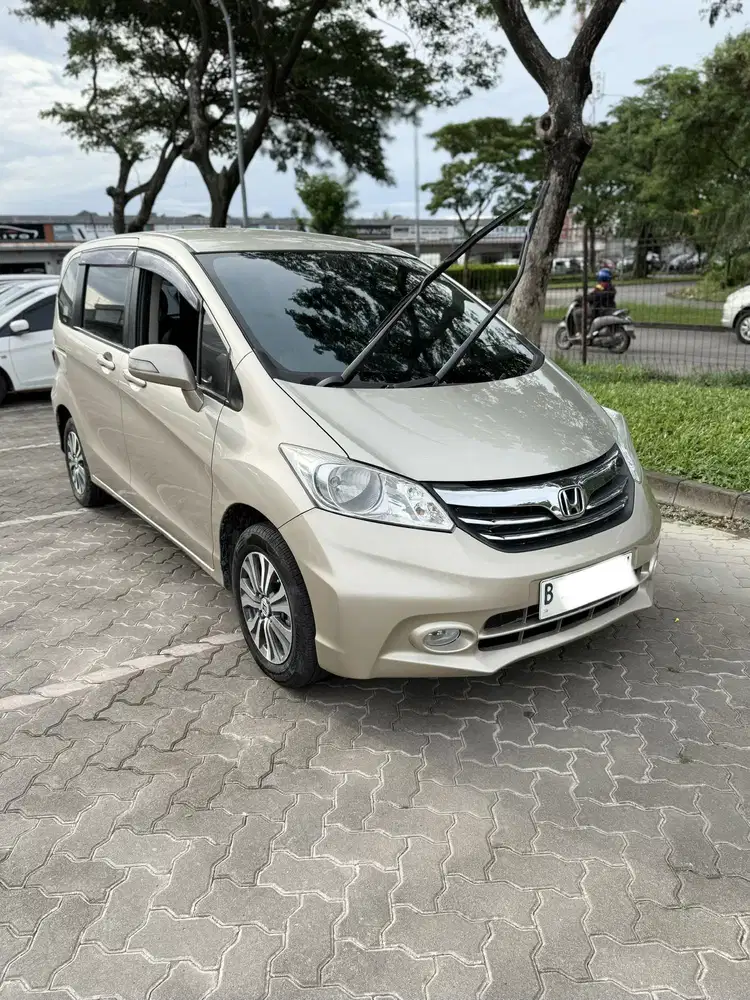 Honda Freed PSD AT 2013 Kuning Emas Sempen