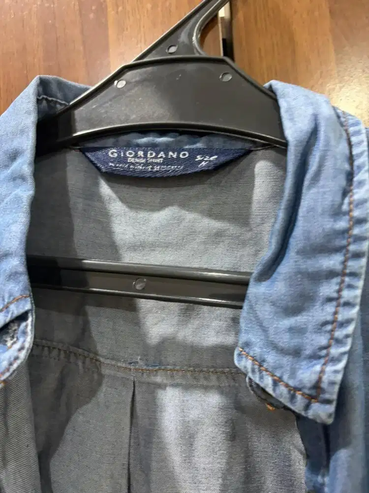 Kemeja denim Giordano