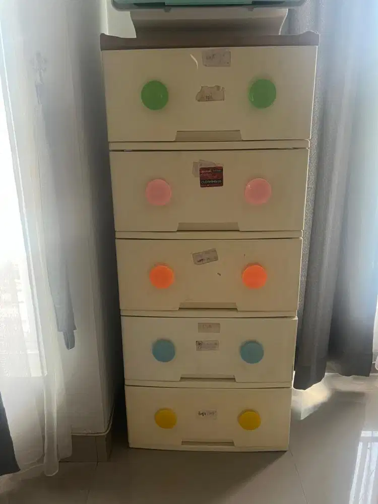 Lemari pakaian 5 laci