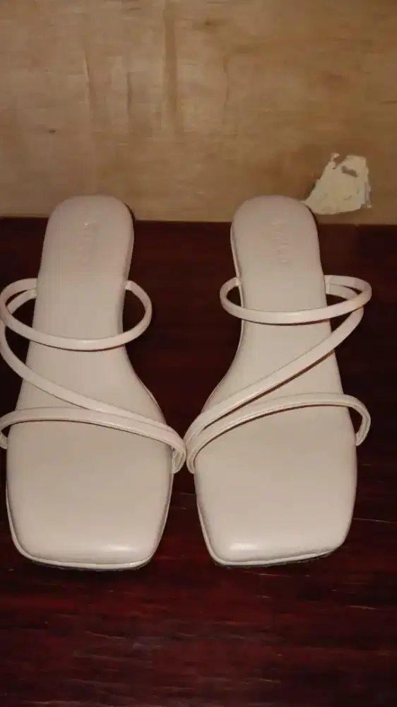 Di jual sepatu baru ukuran 40 kecil