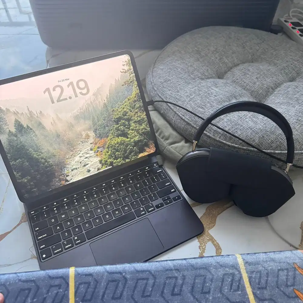 Ipad Pro M4 256Gb uk.13 (WIFI ONLY) INC: magic keyboard + airpods max