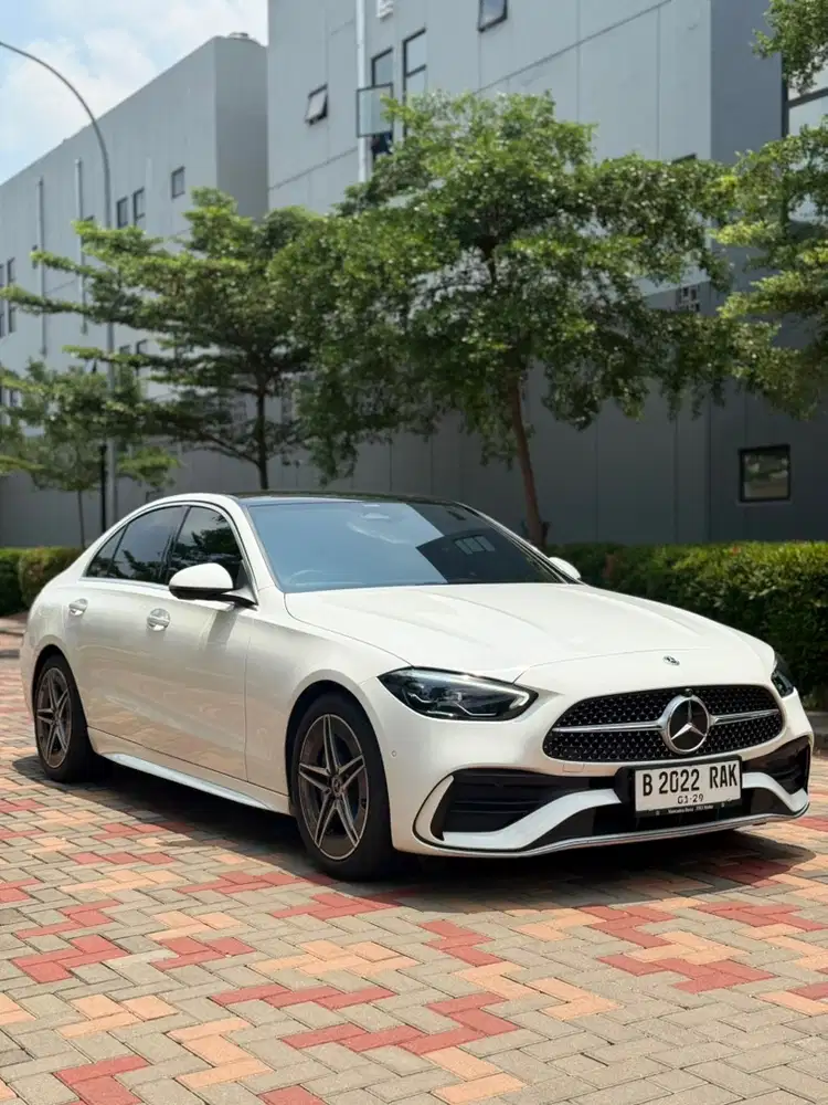 Mercedes Benz C300 AMG LINE W206 2024/2023 (Super Low KM 5RB)