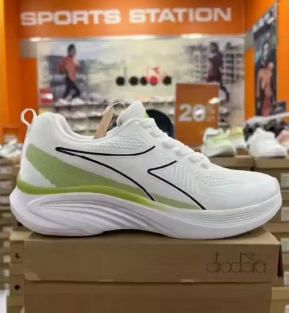 Sepatu Putih diadora size 39 dan 44 murah