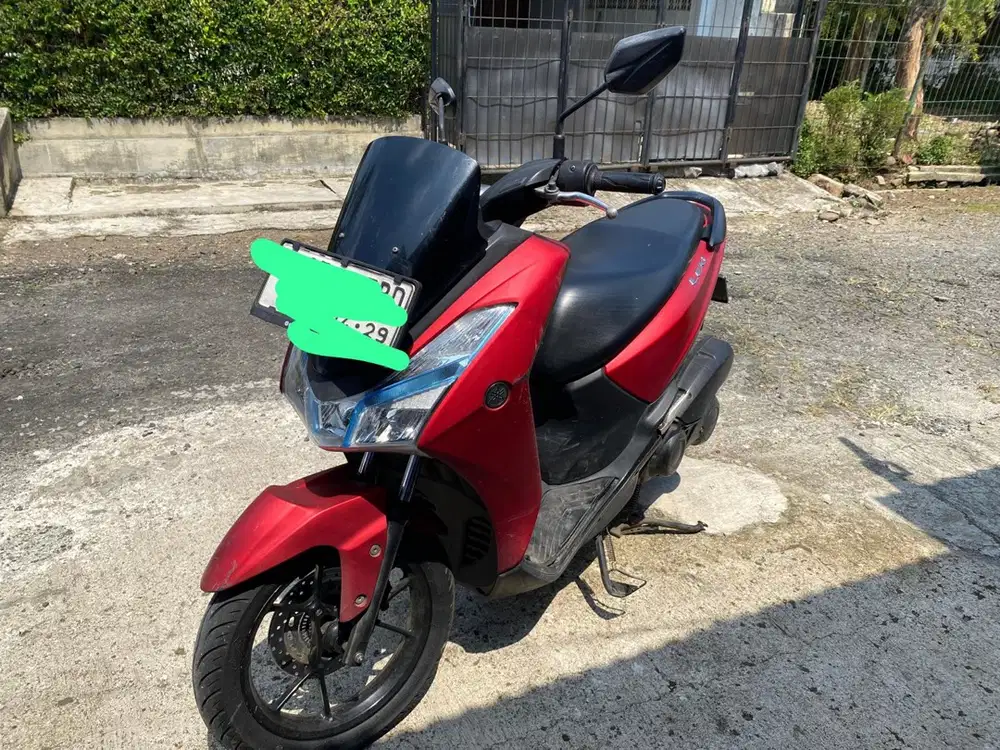 Motor lexi warna merah tahun 2018