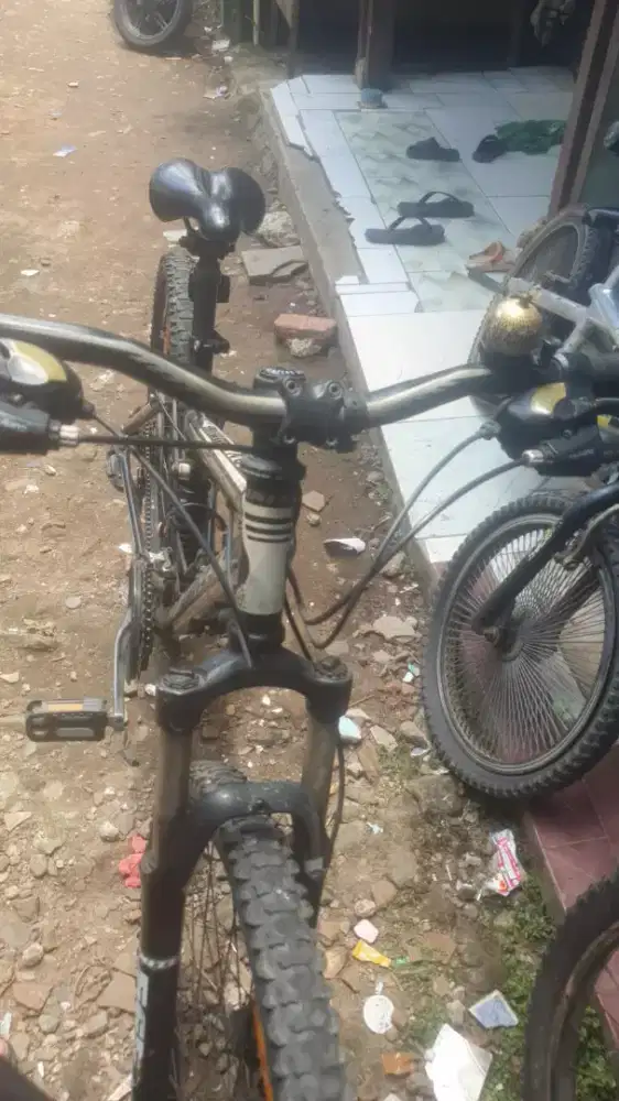 Sepeda gunung united .like new.
