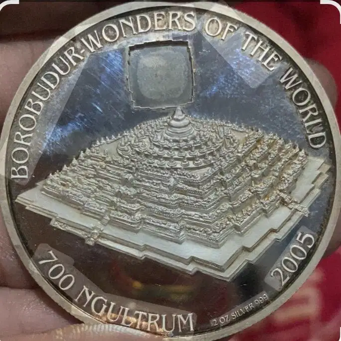 Koin Bhutan Borobudur atau 700 Ngultrum Bhutan.