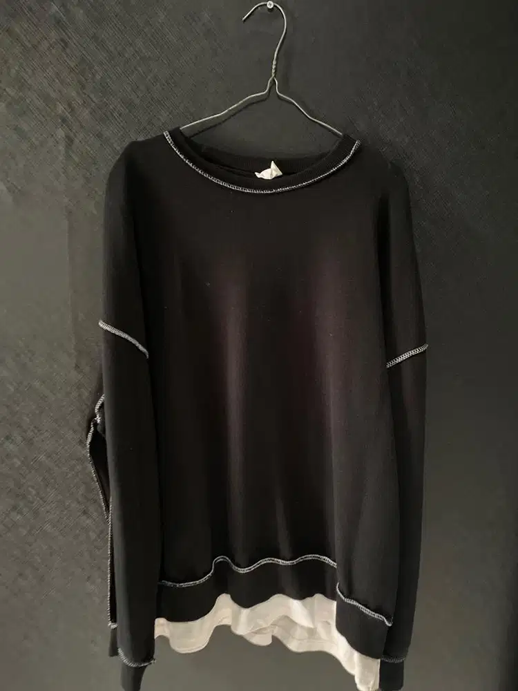 sweater hitam kebalik