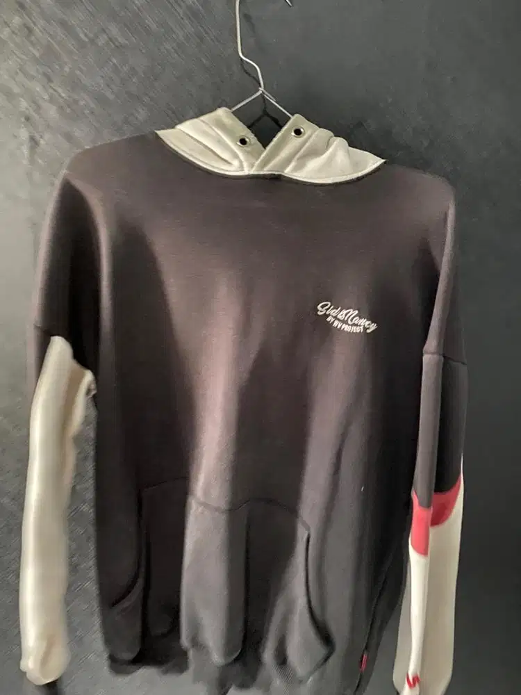 hoodie hitam putih