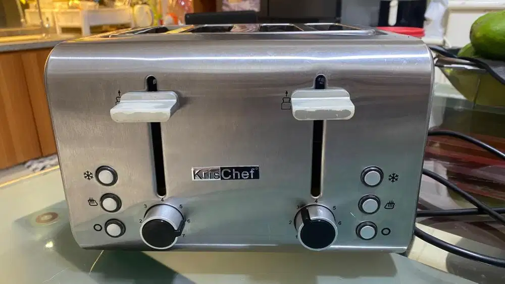 Toaster merk Krischef. Toaster roti. Panggangan roti.